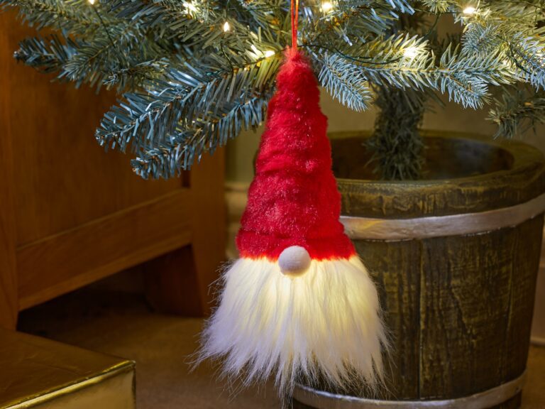 How to Bring Christmas Spirit into Your Home 