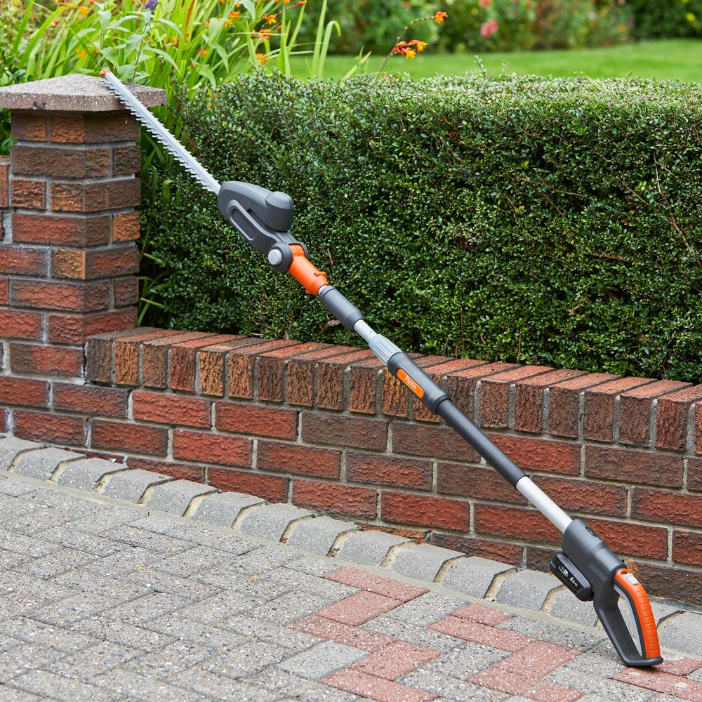 Flymo 18V Ultracut Reach 420 42cm Pole Hedge Trimmer (2.5Ah Battery & Charger) 7392930761261