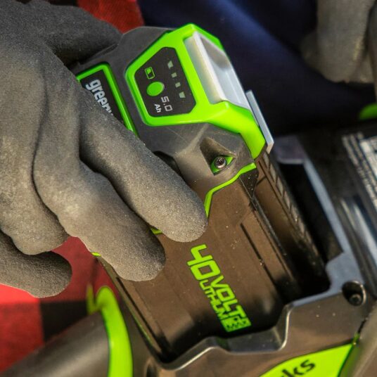 greenworks g40b5 5ah battery lifestyle 3 1.jpg