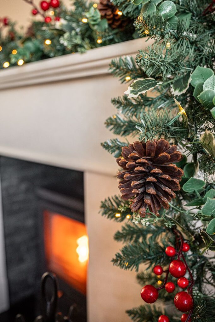 BOSK Ivy Berry 6ft Christmas Garland With 100 Warm White Lights 5061030164938 2