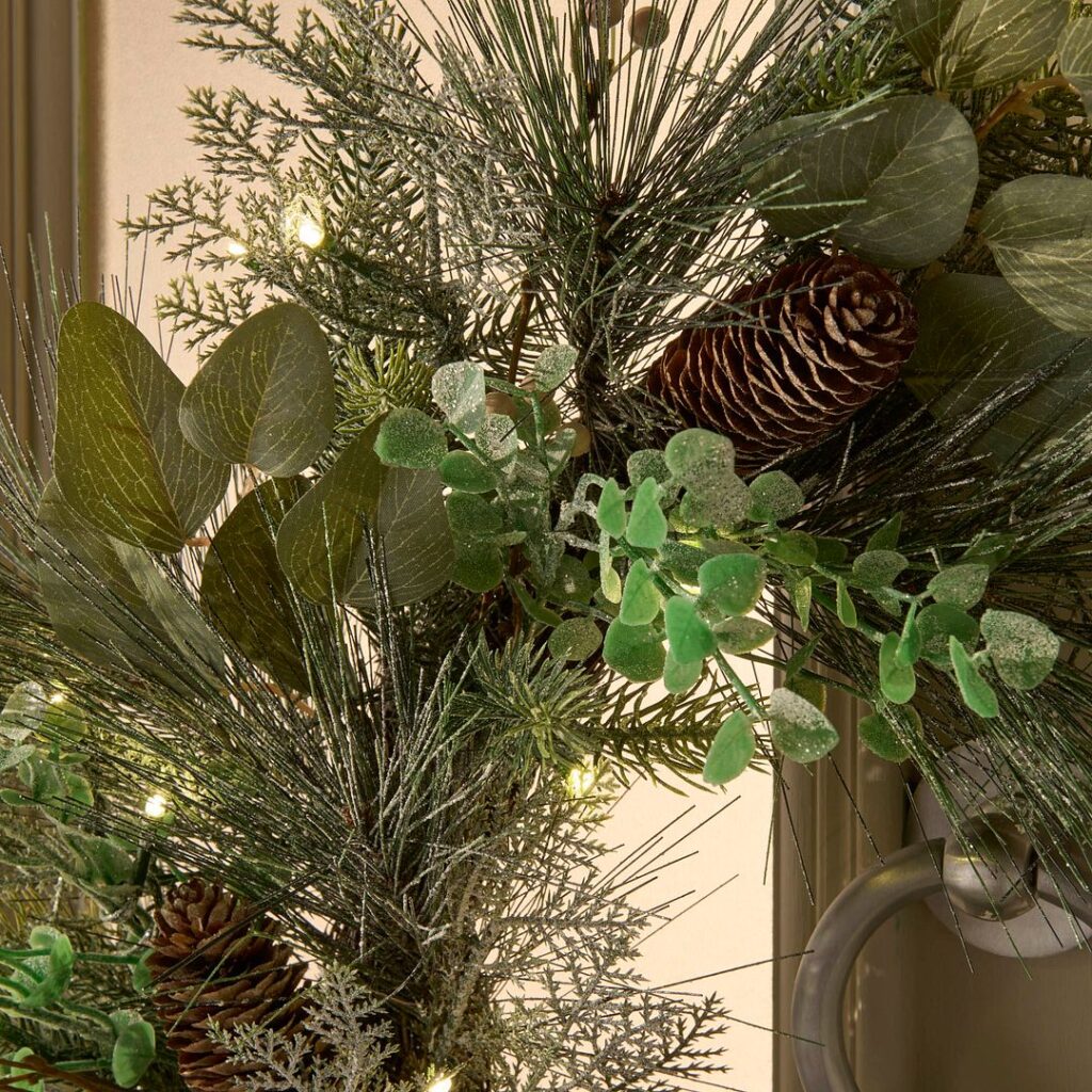 BOSK Mistletoe Pine 26″ Christmas Wreath With 50 Warm White Lights 5061030164983 2