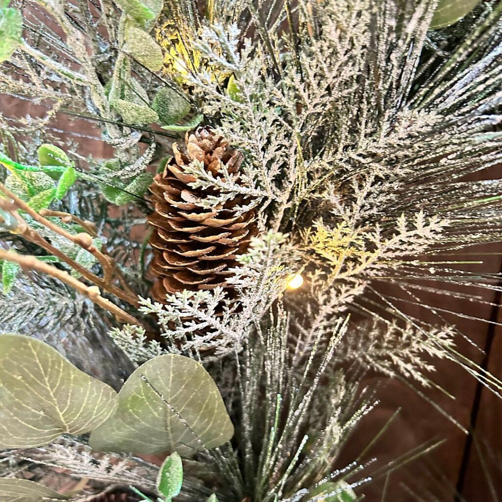 BOSK Mistletoe Pine 26″ Artificial Christmas Wreath 5061030167557 2