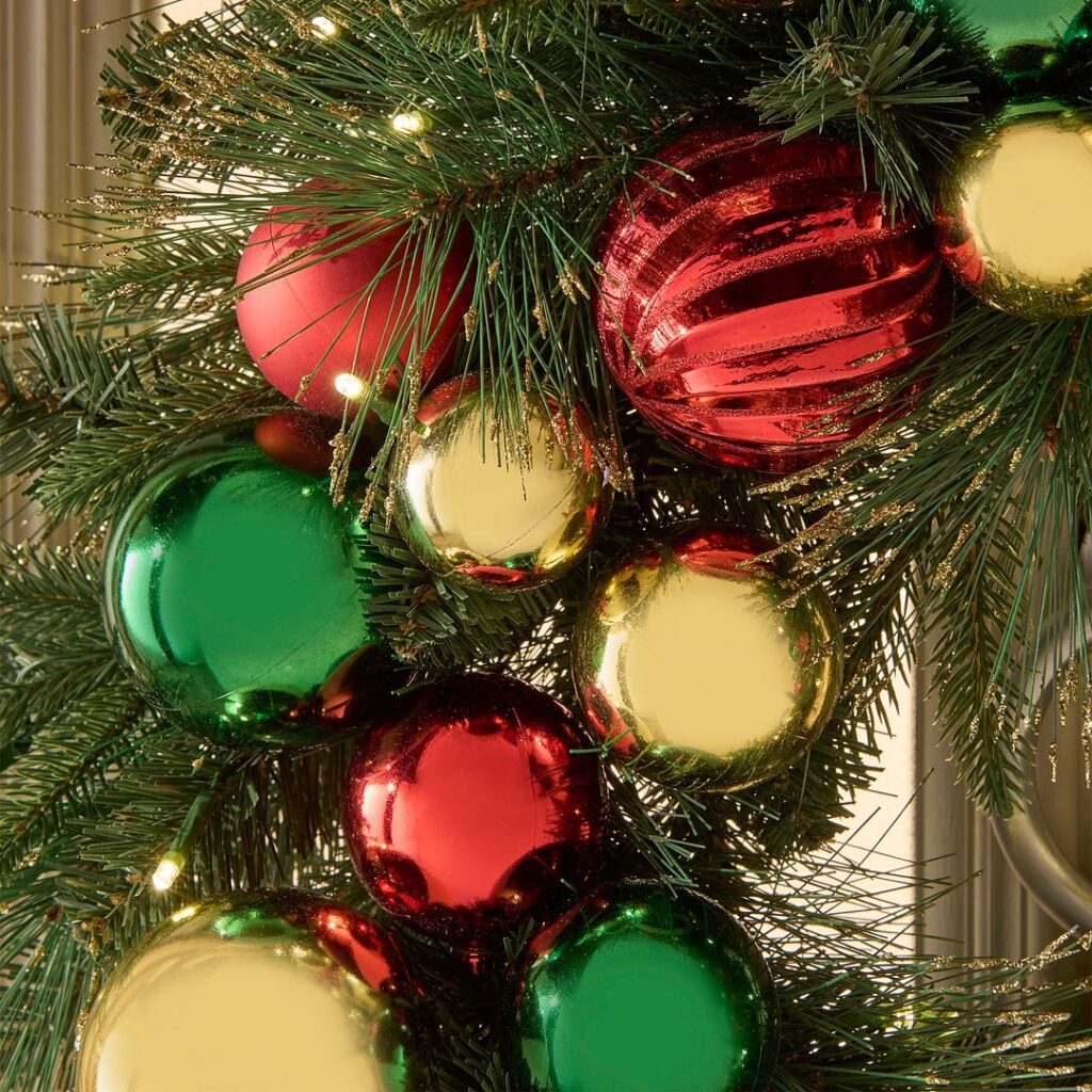 BOSK Chantry 28″ Christmas Wreath With 100 Warm White Lights 5061030164860 2