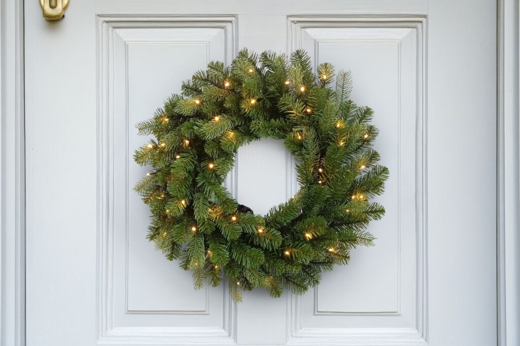 BOSK Lakeside 24″ Christmas Wreath With 50 Warm White Lights 5061064663322 2